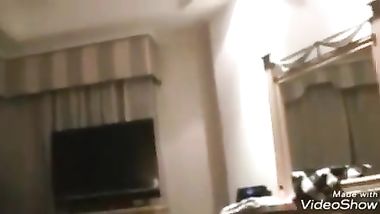 مسكت الموز ركبت فوقه وفشخت زبره الصغير نيك روعه