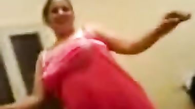 عشيقته لبساله قميص نوم نار تخلع وتدلعه نياكه يصورها