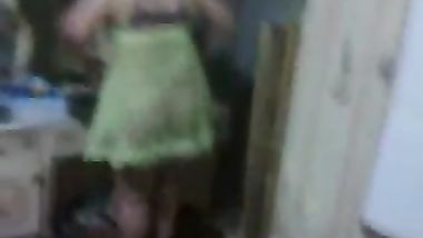 الواد حمادة مع بنت عمه ف شقته مخلعها الكلت والسنتيانة وشغال