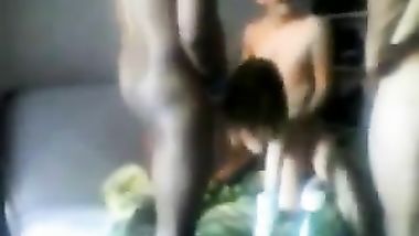 ثلاث مغاربة شاقطين فرنسية وعملين حفلة نيك