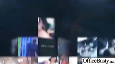 يتسلل ويخبئ تحت مكتبها