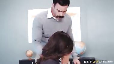 الاستاذ يجبر التميذة ان ينكها