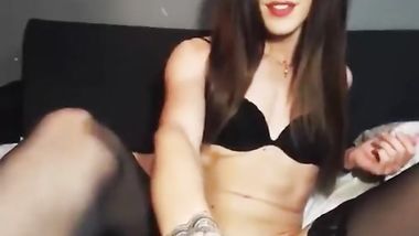 شيميل تستعرض جسمها                2