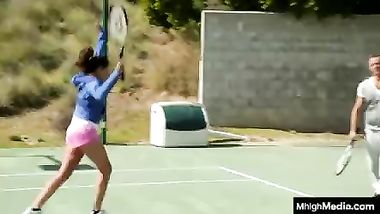 يمارسون التنس فى الملعب