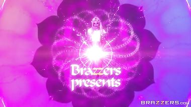 شقراء صغيره تتناك من الخلف