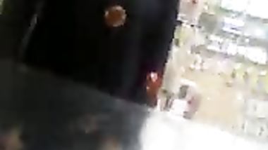 فديو سكس بنت محجبة ترفع العبايه في الشارع وتفرج الواد على كسها