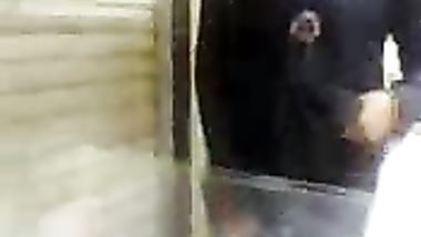 فديو سكس بنت محجبة ترفع العبايه في الشارع وتفرج الواد على كسها