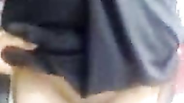 فديو سكس بنت محجبة ترفع العبايه في الشارع وتفرج الواد على كسها