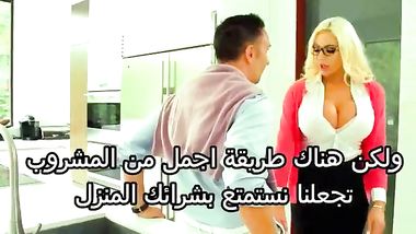 زوج عنتيل ينيك صاحبة المنزل ويفشخها نيك ومص ومراتة تمسكه متلبس مترجم