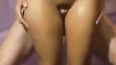 يضع زبره بين افخادها