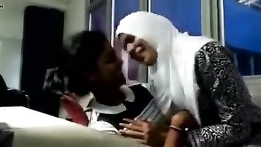 سحاق بنات العرب محجبات بوس علني