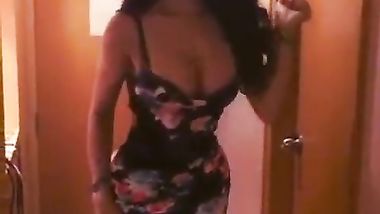 خليجية تستعرض جسمها الفظيع للدعاية والاعلان ليس الا