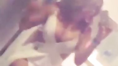 خليجية تستعرض جسمها الفظيع للدعاية والاعلان ليس الا