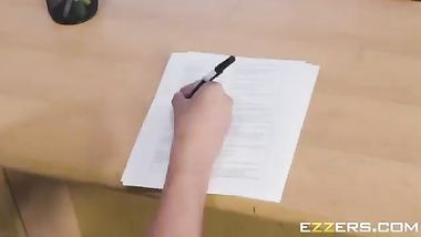 المديرة مشتاقه للجنس وعاوزة تتناك من زميلها وقاعدة تلعب فى كسها ومولع