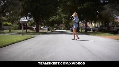 الفتاة الجامعية الكيرفي تجرب الدخول إلى عالم البورنو والإباحية