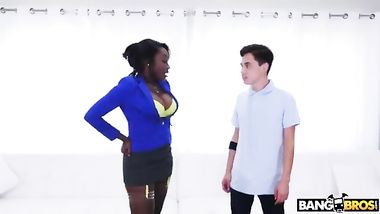 المزة السوادء ام طيز كبيرة تستمع بمص الزب الابيض لجوردى