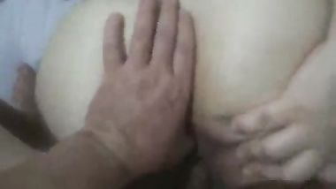 تفشخ طيزها لكى يدخل زبه باكامل