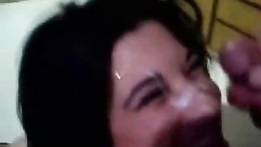 قحبة تعشق الزب تضعه بين بزازها و تحكه حتى تخرج منه المحنة مع ممحون