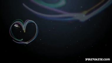 متعة الجنس الثلاثي مع السمراء و جسدها الناعم و هي تهيج شريكيها و زبيهم