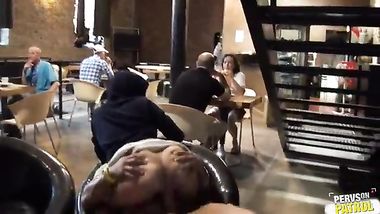 سكس فرنسي ملتهب في المطعم و نيك علني امام الجميع