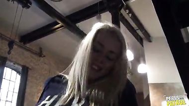 سكس فرنسي ملتهب في المطعم و نيك علني امام الجميع
