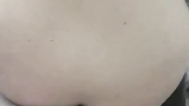 القحبة تمص زبي و تسخنني ثم اهيج عليها بالنيك و زبي يحفر كسها بقوة