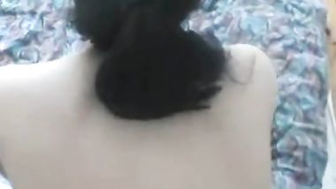 القحبة تمص زبي و تسخنني ثم اهيج عليها بالنيك و زبي يحفر كسها بقوة