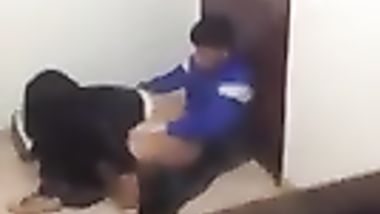 واد فاشخ البنت فى المدرسة وصاحبه بيصور والبنت حاست بيه