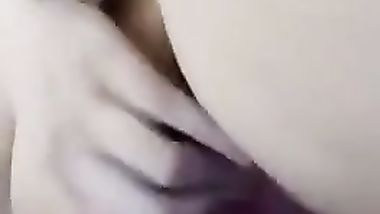 بنت بتدعك نفسها وتفرك فى بزازها وتلعب فى كسها بشهوة