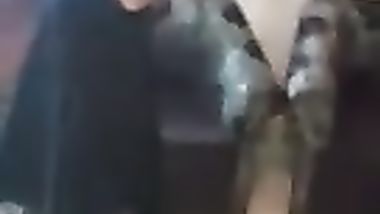 رقص وهى عاريه وطيزها وكسها مكشوفين رقص من الاءخر