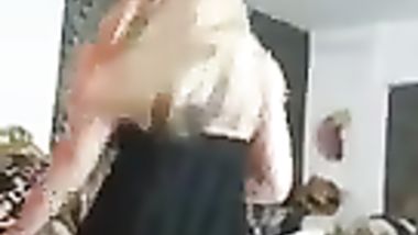 رقص وهى عاريه وطيزها وكسها مكشوفين رقص من الاءخر