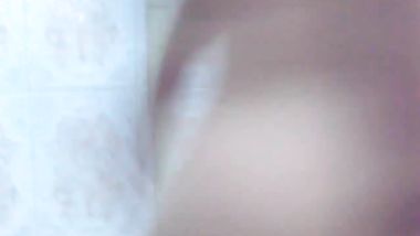 هايجه هو يصورها عريانه واقعد يبعبص فيها