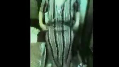 رقص فلاحة هايجه على نفسها وطلع بزازها وتهز فيهم مع هز الطيز