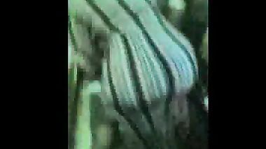 رقص فلاحة هايجه على نفسها وطلع بزازها وتهز فيهم مع هز الطيز