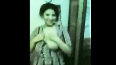 رقص فلاحة هايجه على نفسها وطلع بزازها وتهز فيهم مع هز الطيز