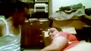 فلاحة من الوزن العائلى تتنك على الارض والواد راح فيها ومش باين