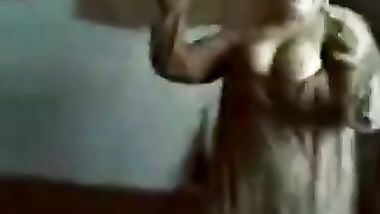 عرض بزاز هى واختها تصورها بزاز لسه بخيرها متلاعبش يها خالص وهى فرحانه