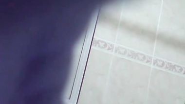 جسم نار لفتاة صغيره بكر صدر وبزاز محدش لعب فيهم وكس صغير مش باين من