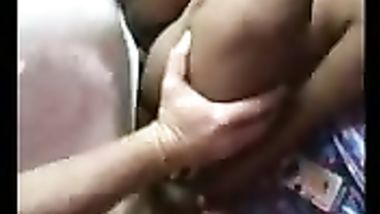 محظوظ دخل بيت دعارة فى الفلبين وحظوا وقع مع بنت صغبرة وضيقه على