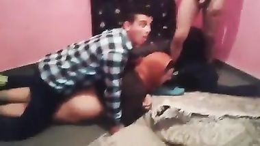 ايرانى شويه شباب عملين حفله على واحده كبيره بالحجاب وهى عطياهم طيزها