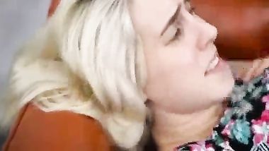 الصاروخ ابوها يدخل عليها وهى نايمة على الكنبة وينكها بالعافية