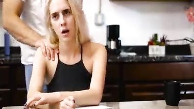 ابوها يخش عليها وهى بتذاكى وسيحها لحد ما اتكيفت