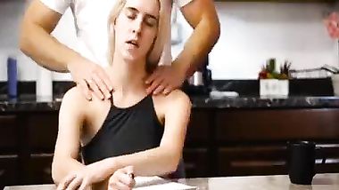 ابوها يخش عليها وهى بتذاكى وسيحها لحد ما اتكيفت