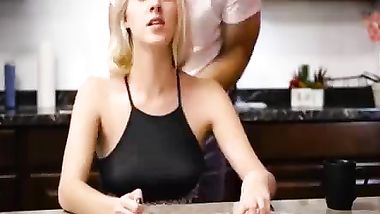 ابوها يخش عليها وهى بتذاكى وسيحها لحد ما اتكيفت