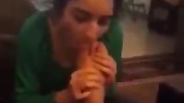 عاوزة فلوس سلف من صحبتها فخلتها تمص رجلها فى المقابل وتمتعها