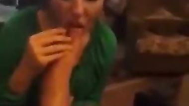 عاوزة فلوس سلف من صحبتها فخلتها تمص رجلها فى المقابل وتمتعها