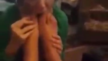 عاوزة فلوس سلف من صحبتها فخلتها تمص رجلها فى المقابل وتمتعها