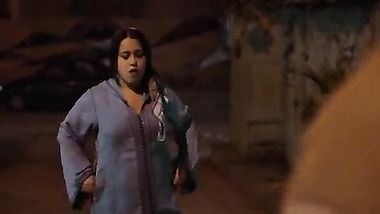 من فيلم الزين مافيكى  من كتر هيجنها تطلع تطلب من رجاله فى الشارع ينكوه