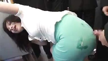 يتحرشو ببنت فى الاتوبيس وكل الركاب يضربو على طيزها عشرات