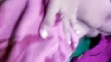 بنت هرت كسها دعك وماستكفتش جابت الفرشه وهاتى دعك علشان تتكيف